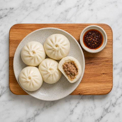 Fertige gedämpfte Baozi mit Ingwer-Schnittlauch-Schweinefleischfüllung