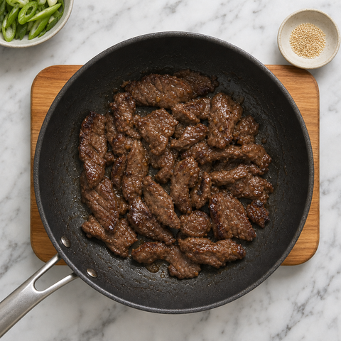 Manzo bulgogi lucido e caramellato, cotto fino a completa cottura in padella.