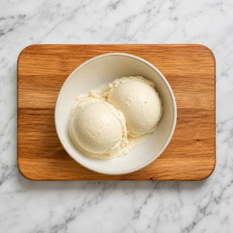 Due palline di gelato setoso alla vaniglia in una coppetta fredda