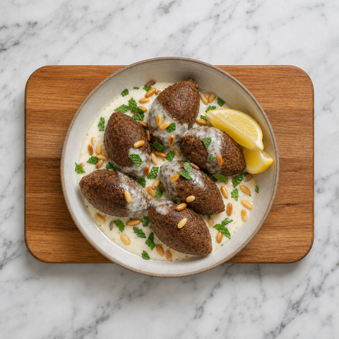 Kibbeh in salsa allo yogurt e limone guarnito con pinoli tostati