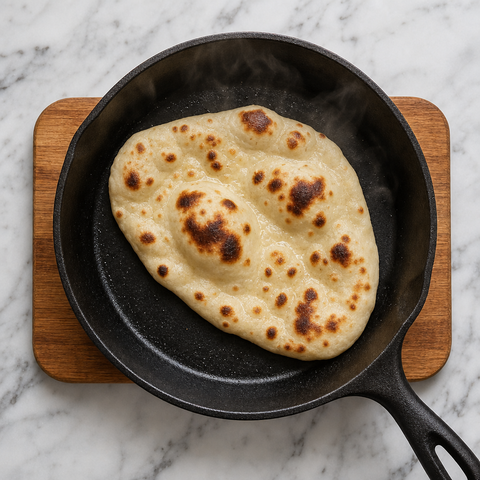 Naan qui cloque et brunit dans une poêle chaude