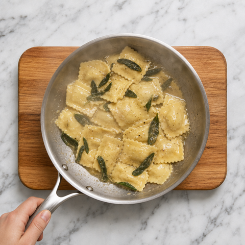 Ravioli mit glänzender Salbeibuttersauce