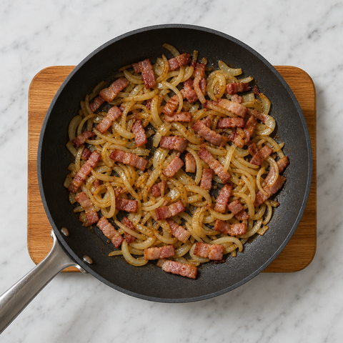 Pancetta affumicata e cipolle dorate insieme in padella