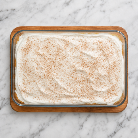 Gâteau tres leches garni de crème fouettée et de cannelle